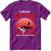 A Bad Day Fishing - Vissen T-Shirt | Rood | Grappig Verjaardag Vis Hobby Cadeau Shirt | Dames - Heren - Unisex | Tshirt Hengelsport Kleding Kado - Paars - L