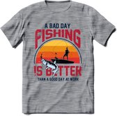 A Bad Day Fishing - Vissen T-Shirt | Grappig Verjaardag Vis Hobby Cadeau Shirt | Dames - Heren - Unisex | Tshirt Hengelsport Kleding Kado - Donker Grijs - Gemaleerd - L