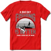 A Bad Day Fishing - Vissen T-Shirt | Grijs | Grappig Verjaardag Vis Hobby Cadeau Shirt | Dames - Heren - Unisex | Tshirt Hengelsport Kleding Kado - Rood - L