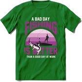 A Bad Day Fishing - Vissen T-Shirt | Roze | Grappig Verjaardag Vis Hobby Cadeau Shirt | Dames - Heren - Unisex | Tshirt Hengelsport Kleding Kado - Donker Groen - M
