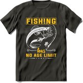 Fishing Has No Age Limit - Vissen T-Shirt | Geel | Grappig Verjaardag Vis Hobby Cadeau Shirt | Dames - Heren - Unisex | Tshirt Hengelsport Kleding Kado - Donker Grijs - M