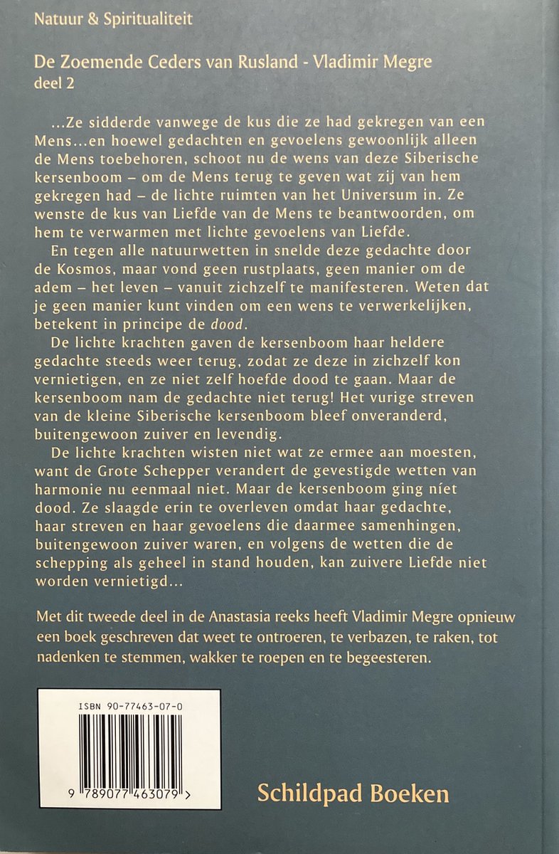 Boekcover van 'De Zoemende Ceders van Rusland' deel 2, met tekst over natuur en spiritualiteit, en een ISBN-barcode.