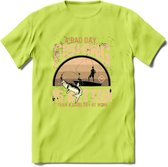 A Bad Day Fishing - Vissen T-Shirt | Beige | Grappig Verjaardag Vis Hobby Cadeau Shirt | Dames - Heren - Unisex | Tshirt Hengelsport Kleding Kado - Groen - S