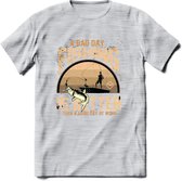 A Bad Day Fishing - Vissen T-Shirt | Beige | Grappig Verjaardag Vis Hobby Cadeau Shirt | Dames - Heren - Unisex | Tshirt Hengelsport Kleding Kado - Licht Grijs - Gemaleerd - XXL