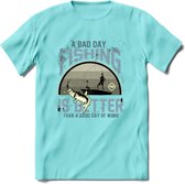 A Bad Day Fishing - Vissen T-Shirt | Grijs | Grappig Verjaardag Vis Hobby Cadeau Shirt | Dames - Heren - Unisex | Tshirt Hengelsport Kleding Kado - Licht Blauw - S