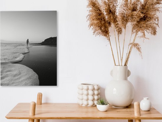 Surfer Die Met Surfplank Op Zee Van Het Strand Kijken Stock Foto Surfer Die Met Surfplank Op Zee Van Het Strand Kijken Image91796748