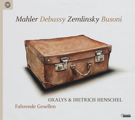Bruine vintage koffer met metalen sluitingen en handvat. Tekst: Mahler Debussy Zemlinsky Busoni, Oxalys & Dietrich Henschel, Fahrande Gesellen.