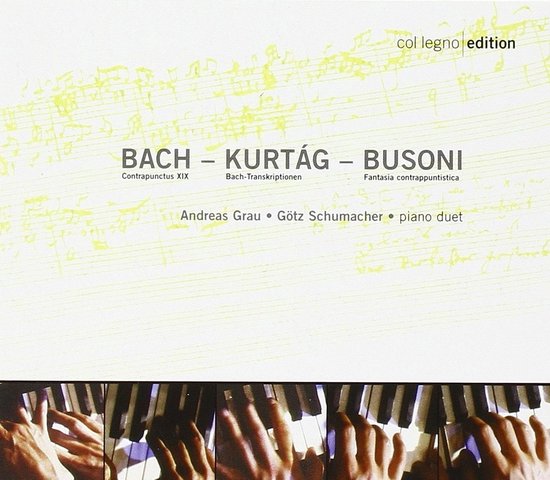 Bovenkant: bladmuziek met tekst "col legno edition". Midden: "BACH – KURTÁG – BUSONI", "Contrapunctus XIX", "Bach-Transkriptionen", "Fantasia contrapuntistica", "Andreas Grau • Götz Schumacher • piano duet". Onderkant: handen op pianotoetsen.
