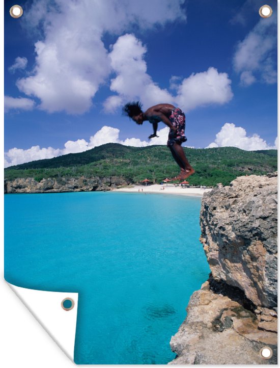 Man springt van de rots bij het strand de Knip, Curaçao