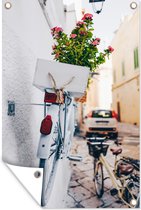 Tuindecoratie Close-up van witte fiets met bloemen in Ostuni, Italië - 40x60 cm - Tuinposter - Tuindoek - Buitenposter