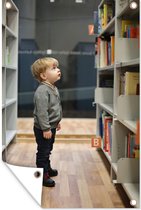 Tuindecoratie Kleine jongen in de bibliotheek - 40x60 cm - Tuinposter - Tuindoek - Buitenposter