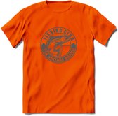 Fishing - Vissen T-Shirt | Grappig Verjaardag Vis Hobby Cadeau Shirt | Dames - Heren - Unisex | Tshirt Hengelsport Kleding Kado - Oranje - L