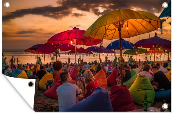Tuinposter 60x40 cm - Tuindecoratie Toeristen genieten van de zonsondergang bij het strand van Denpasar in Bali, Indonesië - Poster voor in de tuin - Buiten decoratie - Schutting tuinschilderij - Tuindoek muurdecoratie - Wanddecoratie balkondoek