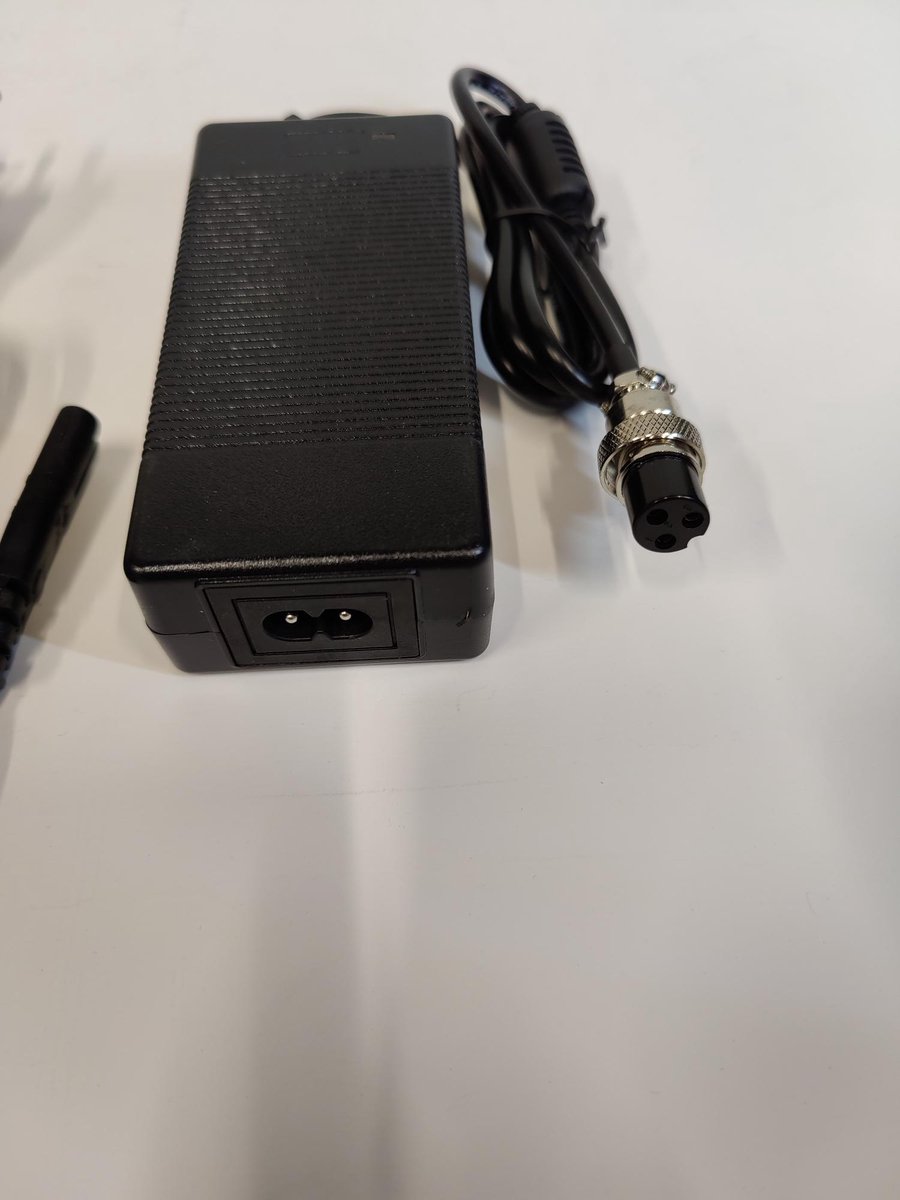 48V oplader e-step, output 54.6V met 1.5A - drie pins