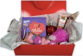 Valentijnsbox voor haar - luxe valentijnscadeau - cadeauset - luchtje in vorm van hart - gezichtsroller - love bruisballen - scrub met spons - Milka chocoladehartjes - Ballon hartj