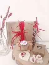 LoesieLoe giftbox Valentijn - medium - Valantijngeschenk - giftset  - Liefdesbonbons - soya wax - melts - geurhanger - - gedroogd fruit / droogbloemen - liefde