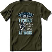 A bad Day Fishing - Vissen T-Shirt | Blauw | Grappig Verjaardag Vis Hobby Cadeau Shirt | Dames - Heren - Unisex | Tshirt Hengelsport Kleding Kado - Leger Groen - XXL