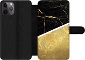 Bookcase Geschikt voor iPhone 11 Pro Max telefoonhoesje - Marmer print - Zwart - Goud - Met vakjes - Wallet case met magneetsluiting