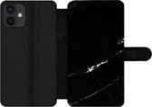 Bookcase Geschikt voor iPhone 12 telefoonhoesje - Marmer print - Zwart - Natuurstenen - Met vakjes - Wallet case met magneetsluiting