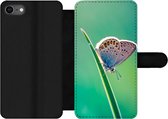 Bookcase Geschikt voor iPhone SE 2020 telefoonhoesje - Vlinder - Gras - Licht - Met vakjes - Wallet case met magneetsluiting