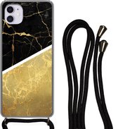 Hoesje met koord Geschikt voor iPhone 12 - Marmer print - Zwart - Goud - Siliconen - Crossbody - Backcover met Koord - Telefoonhoesje met koord - Hoesje met touw