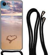 Hoesje met koord Geschikt voor iPhone SE 2020 - Hart op het strand in Nederland - Siliconen - Crossbody - Backcover met Koord - Telefoonhoesje met koord - Hoesje met touw