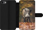 Bookcase Geschikt voor iPhone 7 telefoonhoesje - Wild dier - Bos - Herfst - Met vakjes - Wallet case met magneetsluiting