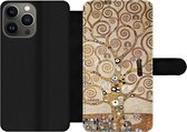 Bookcase Geschikt voor iPhone 13 Pro Max telefoonhoesje - The tree of life - Gustav Klimt - Met vakjes - Wallet case met magneetsluiting
