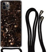 Telefoonkoord - Telefoonketting - Hoesje met koord Geschikt voor iPhone 11 Pro Max - Marmer print - Zwart - Goud - Siliconen - Crossbody - Telefoonhoesje met koord
