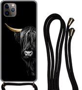 Hoesje met koord Geschikt voor iPhone 11 Pro Max - Schotse hooglander - Koeien - Goud - Siliconen - Crossbody - Backcover met Koord - Telefoonhoesje met koord - Hoesje met touw