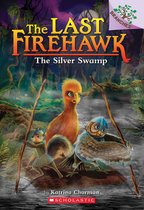 Boekomslag van The Last Firehawk: The Silver Swamp met een uil en een eekhoorn met stokken in een moerassig bos.