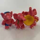 Drie roze olifantjes - vintage speelfiguurtjes - kunststof - 5,5 cm - sporter, student en muzikant