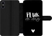 Bookcase Geschikt voor iPhone XS Max telefoonhoesje - Pluk de dag - Quotes - Spreuken - Carpe diem - Met vakjes - Wallet case met magneetsluiting