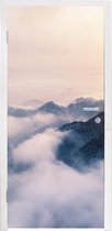 Deursticker Mist trekt over een gebergte - 75x205 cm - Deurposter