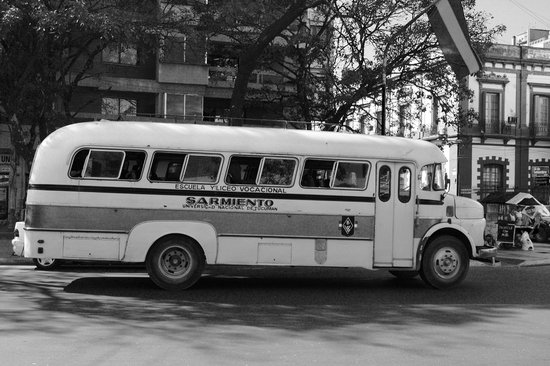 Dibond - Auto - Oldtimer bus in grijs / wit / zwart - 100 x 150 cm