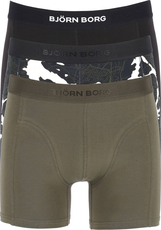 Drie Björn Borg boxershorts gestapeld: boven zwart, midden met kaartprint, onder army groen.