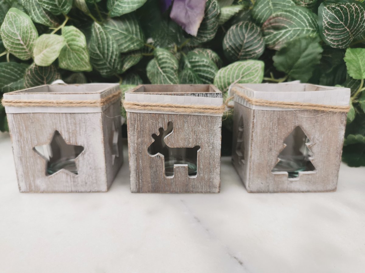 Set van 3 houten theelichthouders/waxinelichthouders met glas voor kaarsje en uitgesneden in 3 motieven met touwtje en strik met hangers in hout