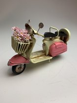 Retro scooter met bloemen in mand roze