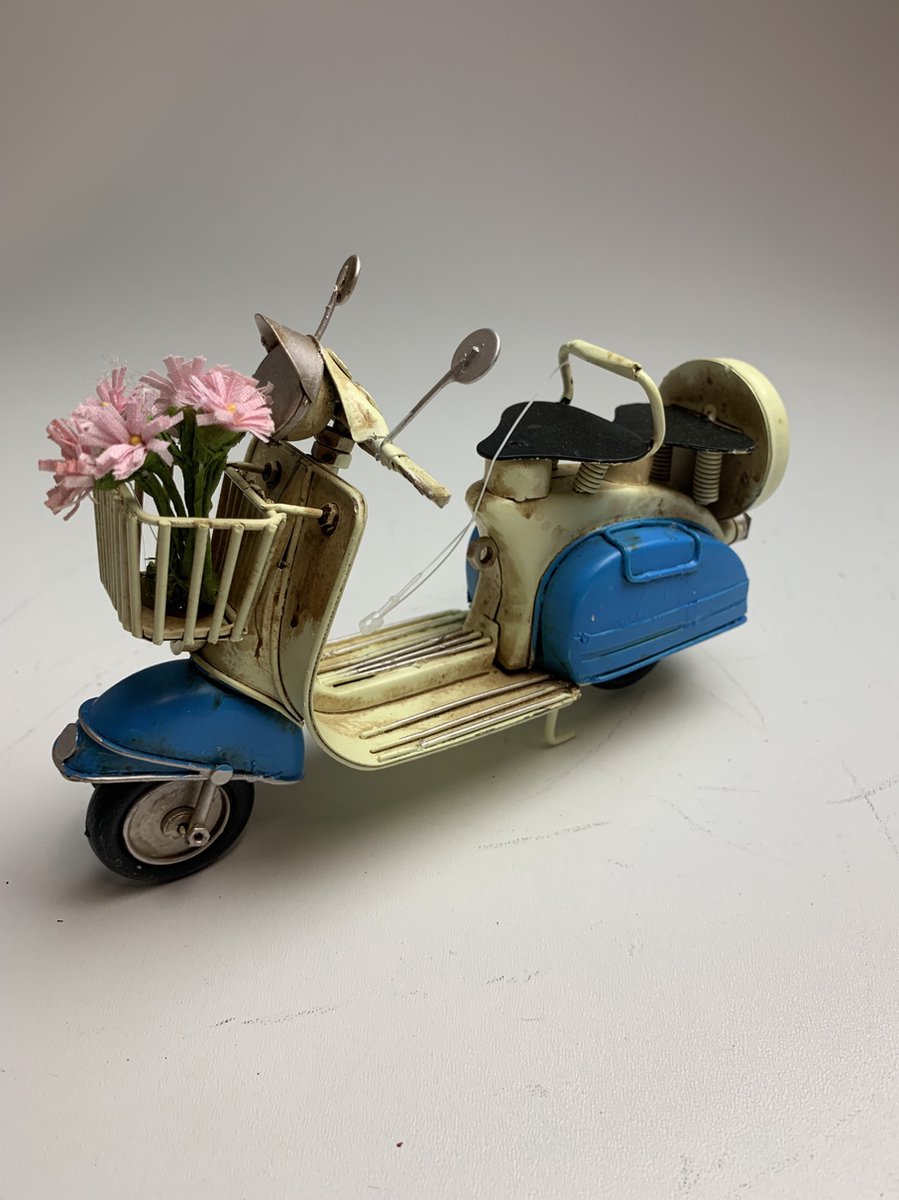 Retro scooter met bloemen in mand blauw