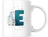 Kerst Mok met afbeelding: Snowman Gnome - Blauw - Letter E | Kerst Decoratie | Kerst Versiering | Grappige Cadeaus | Koffiemok | Koffiebeker | Theemok | Theebeker