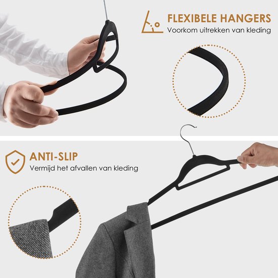 Zwarte fluwelen kledinghangers: flexibel en anti-slip. Een hand toont hoe de hanger gebogen wordt.