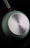 Onderkant van een lichtgroene koekenpan met een cirkelvormig, gestreept metalen inzetstuk. Gemaakt in Italië.