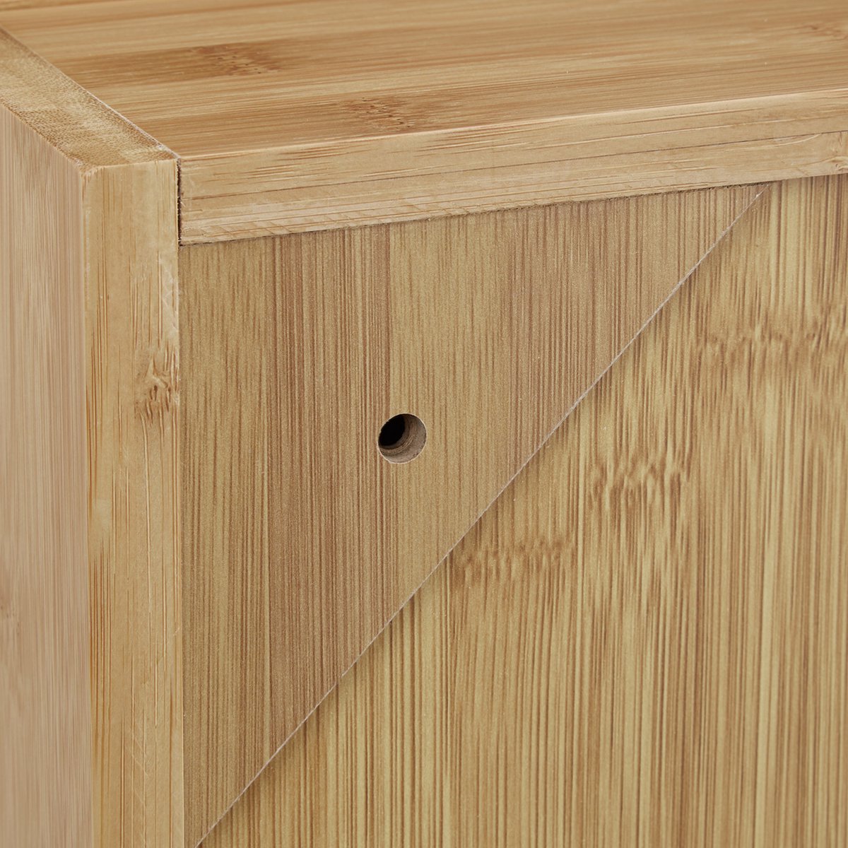 Smalle bamboe spiegelkast met spiegel, magneetsluiting, handgreep en twee centrale planken voor het eenvoudig opbergen van badkameraccessoires, 35 x 60 x 15 cm