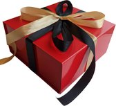 Luxe Cadeaubox Rood - Met Zwart en Goud satijnen lint - Magneetsluiting - 1200 grams karton - 23x23x11cm – Geschenkdoos - Cadeau - Cadeauverpakking