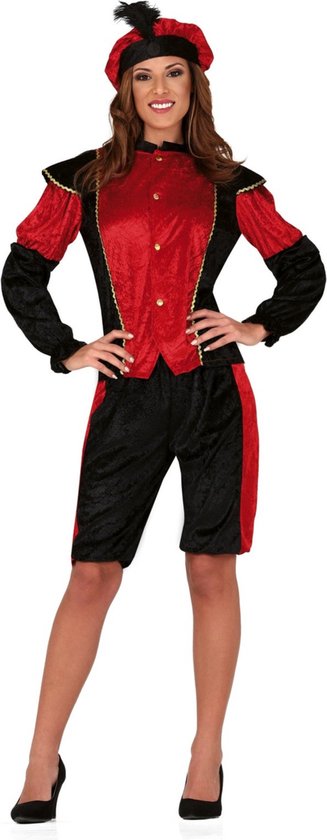 Model draagt een rood-zwart Sinterklaas-pagekostuum met baret en zwarte veer.