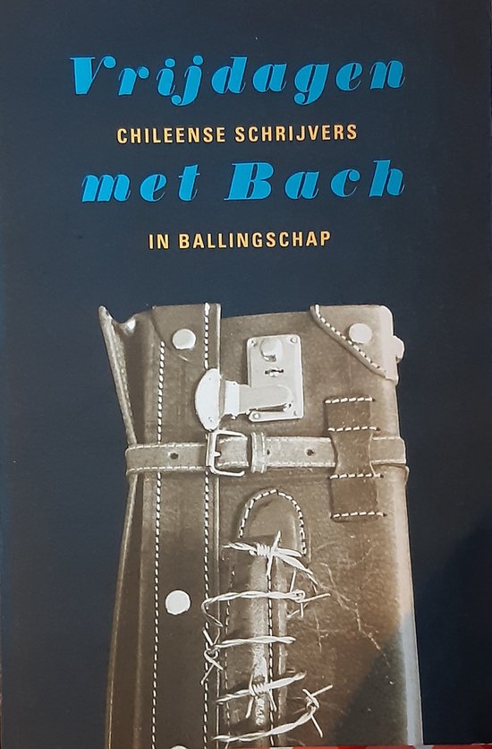 Boek 'Vrijdagen met Bach in Ballingschap' met een bruine koffer met gespen en prikkeldraad.
