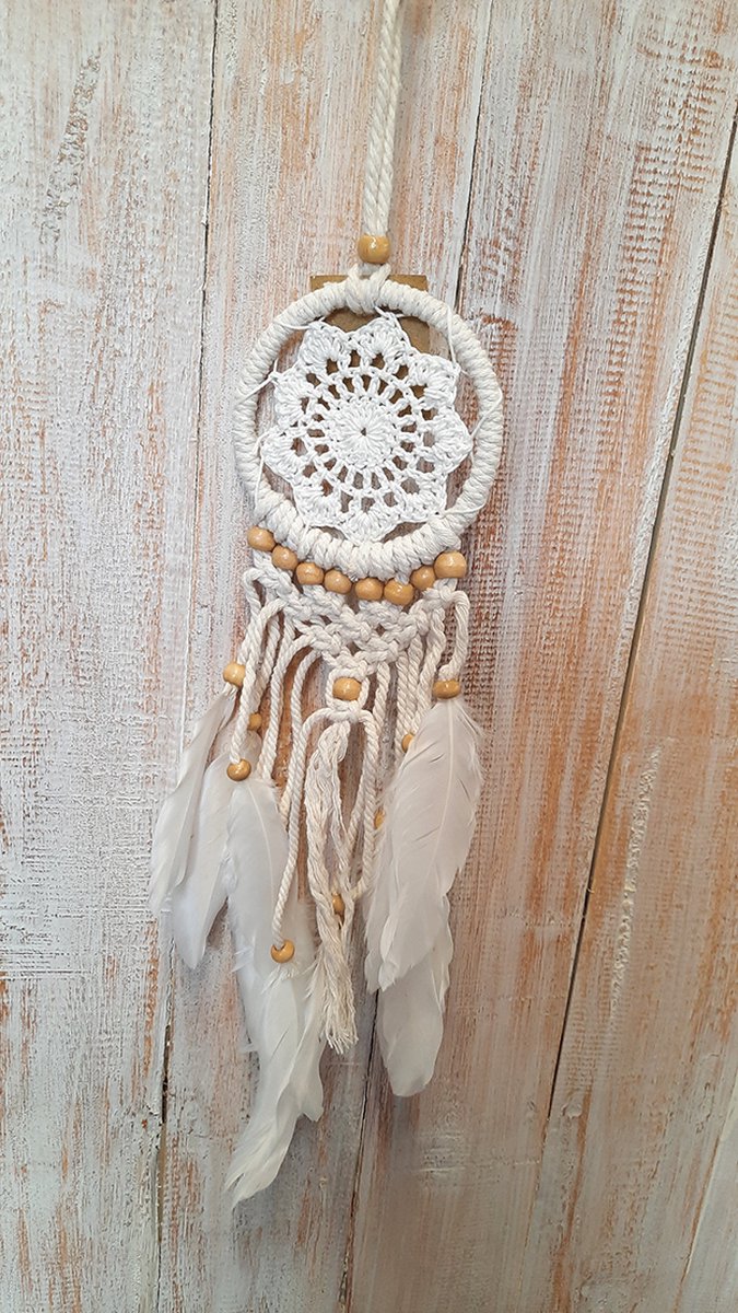 Dromenvanger wit gekleurd macrame met naturel kralen ±10cm