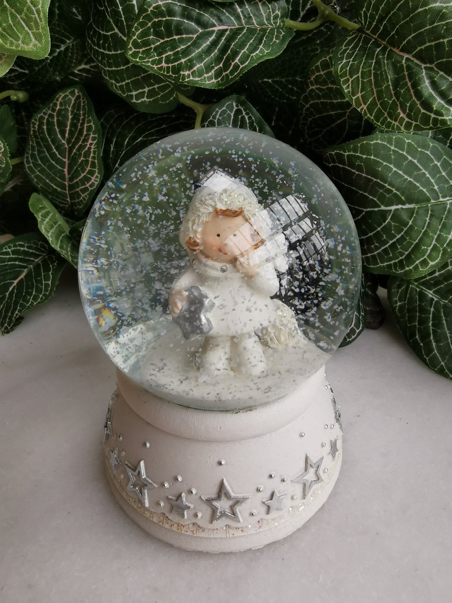 Sneeuwbol  wintermeisje gekleed in wit met puntmuts en zilveren hart, sterretje  of stokje in de handjes op witte sokkel met zilveren sterren - Merkloos