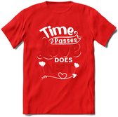 Time Passes Love Does Not - Valentijn T-Shirt | Grappig Valentijnsdag Cadeautje voor Hem en Haar | Dames - Heren - Unisex | Kleding Cadeau | - Rood - M