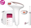 Wit Philips Lumea IPL ontharingsapparaat met rosé gouden accenten, accessoires, toilettas en smartphone met behandelplan.